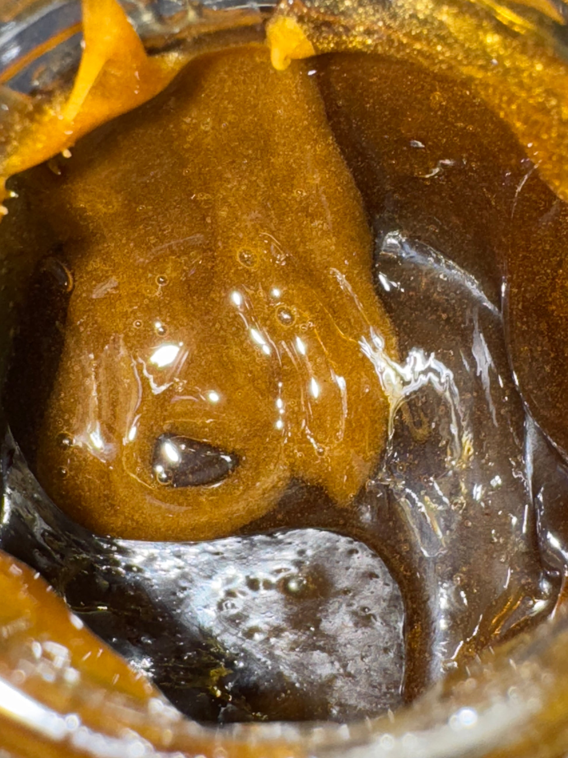 Rosin CBD Banana Kush 90μ dans un pot, présentant une texture riche et collante.